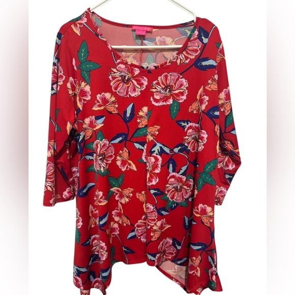 Euc sz 1x red floral top shark hem - Picture 1 of 3